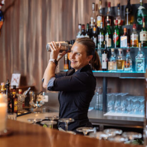 Pionierbar Barfrau Cocktailmixen